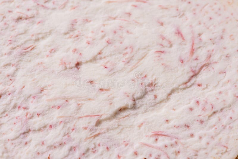 Raíces de taro, cesta de bambú imagenes de archivo