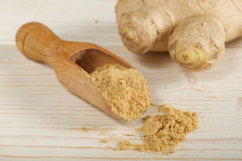 Raíz y polvo de jengibre fotos de archivo libres de regalías
