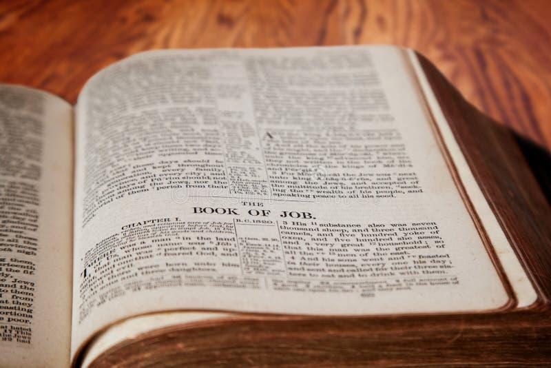 Re James Bible Book del lavoro su fondo di legno rustico fotografie stock Re James Bible Book del lavoro su fondo di legno rustico fotografie stock