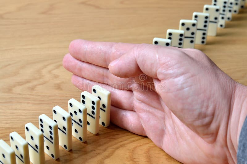 Jogar Dominó Em Uma Mesa De Madeira. Conceito De Jogo Dominó Imagem de  Stock - Imagem de velho, risco: 176488731