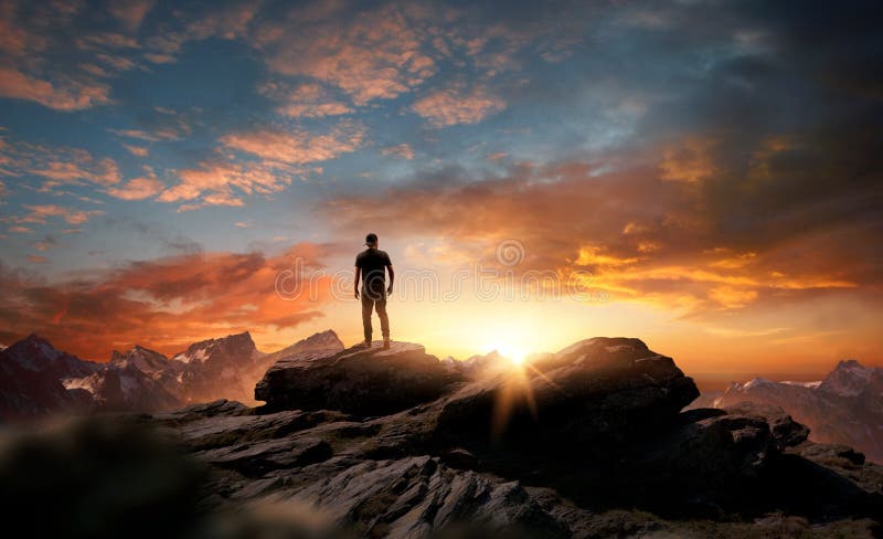 Uomo in piedi sul da montagna come il sole inizia sul impostato.