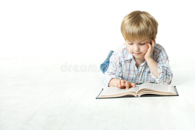 Kid Libro di Lettura, Bambino Ragazzo ha Letto a Scuola, sdraiati sul pavimento su sfondo bianco.