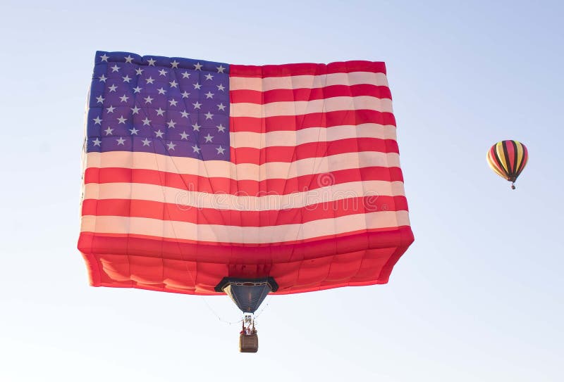 Readington, New Jersey /USA - 7/30/2017 : [Festival de monter en ballon ; Grand ballon à air chaud formé comme un drapeau américa photo stock Readington, New Jersey /USA - 7/30/2017 : [Festival de monter en ballon ; Grand ballon à air chaud formé comme un drapeau américa photo stock