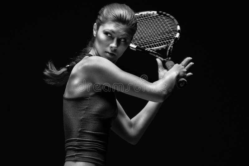 Una mujer tenis jugador listo sobre el pelota de tenis.