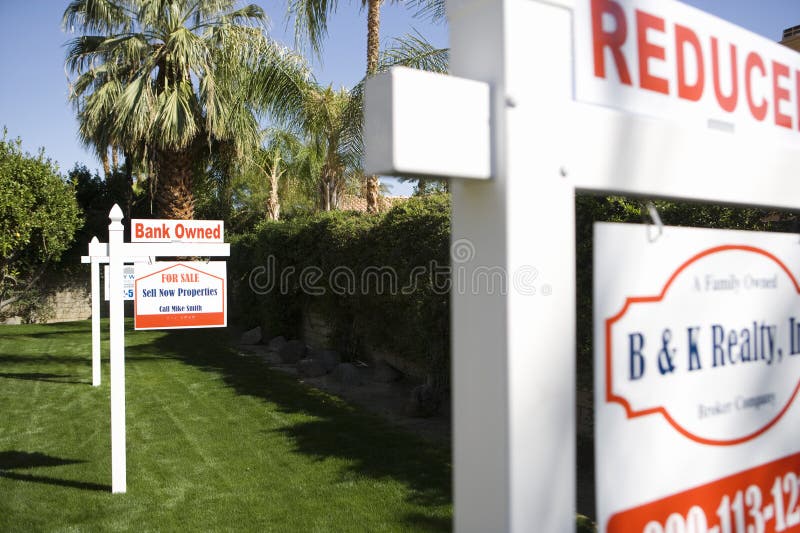 Real Estate znaki przy Foreclosed własnością zdjęcie stock Real Estate znaki przy Foreclosed własnością zdjęcie stock