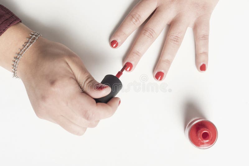 Mulher Pintando As Unhas Dos Dedos Foto de Stock - Imagem de fêmea, beleza:  167764986