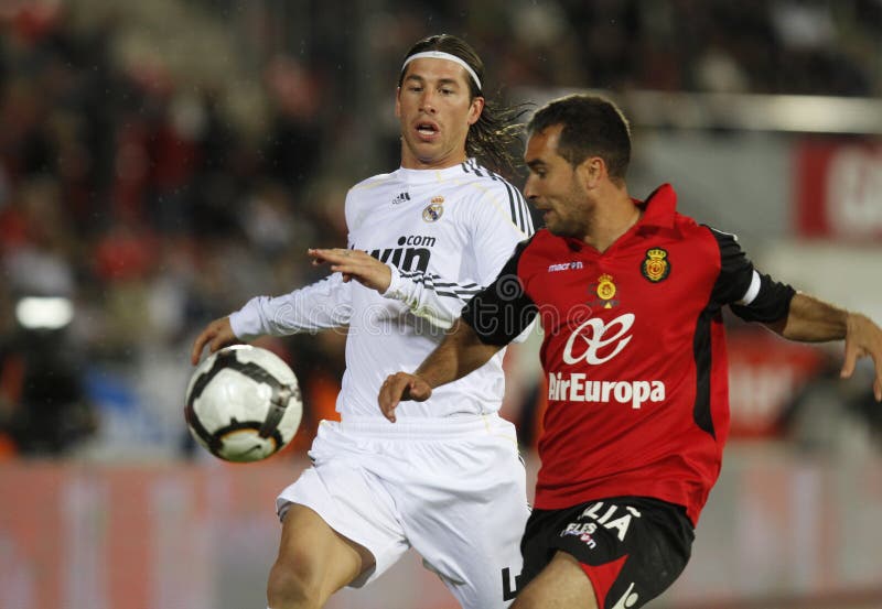 Real Madrid Sergio Ramos que lucha la bola foto de archivo Real Madrid Sergio Ramos que lucha la bola foto de archivo