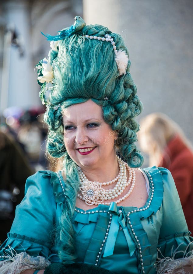 Realeza Se Veste Em Um Vestido Azul No Carnaval De Venice. Fotografia Editorial - Imagem de carnaval, vestido: 175736537 Realeza Se Veste Em Um Vestido Azul No Carnaval De Venice. Fotografia Editorial - Imagem de carnaval, vestido: 175736537