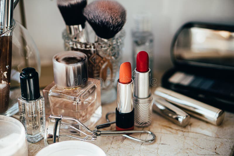 Reali strumenti di trucco e accessori, spazzole e rossetti immagine stock libera da diritti Reali strumenti di trucco e accessori, spazzole e rossetti immagine stock libera da diritti