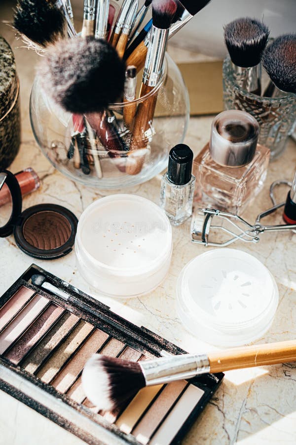 Reali strumenti di trucco e accessori, spazzole e rossetti immagini stock libere da diritti Reali strumenti di trucco e accessori, spazzole e rossetti immagini stock libere da diritti