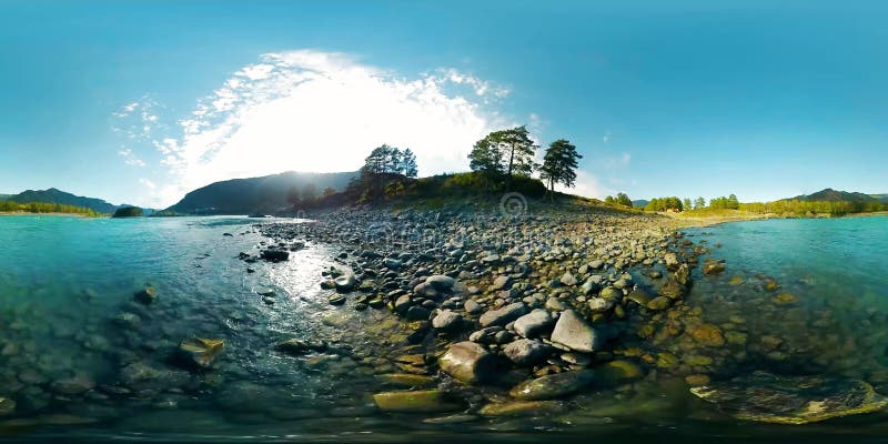 A realidade virtual de UHD 4K 360 VR de um rio flui sobre rochas na paisagem bonita da montanha
