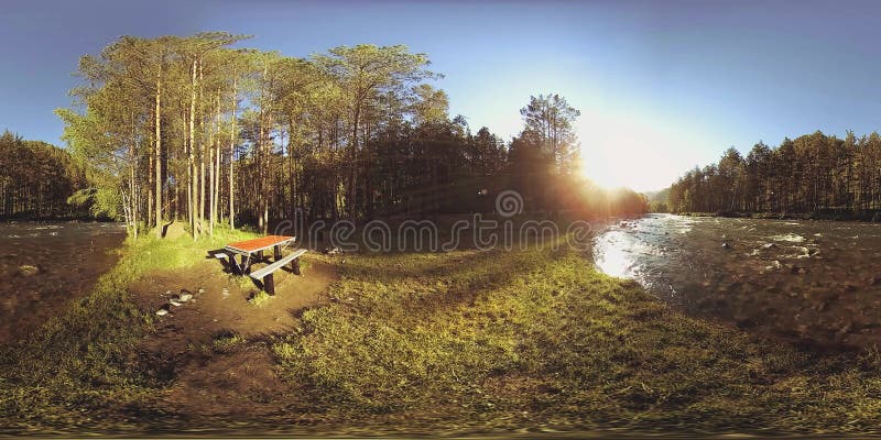 A realidade virtual de UHD 4K 360 VR de um rio flui sobre rochas na paisagem bonita da floresta da montanha