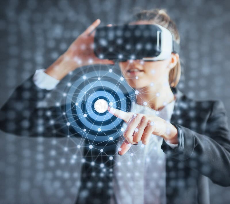 Realtà virtuale, 3D-technologies, Cyberspace, scienza e concetto della gente - donna felice in vetri 3d che toccano proiezione