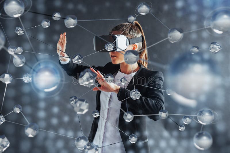 Realtà virtuale, 3D-technologies, Cyberspace, scienza e concetto della gente - donna felice in vetri 3d che toccano proiezione