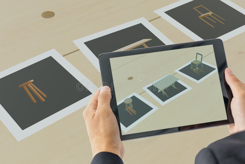 Realtà virtuale mista di aumento intelligente con scheda per mostrare il prodotto durante l'utilizzo della tecnologia fotografie stock Realtà virtuale mista di aumento intelligente con scheda per mostrare il prodotto durante l'utilizzo della tecnologia fotografie stock