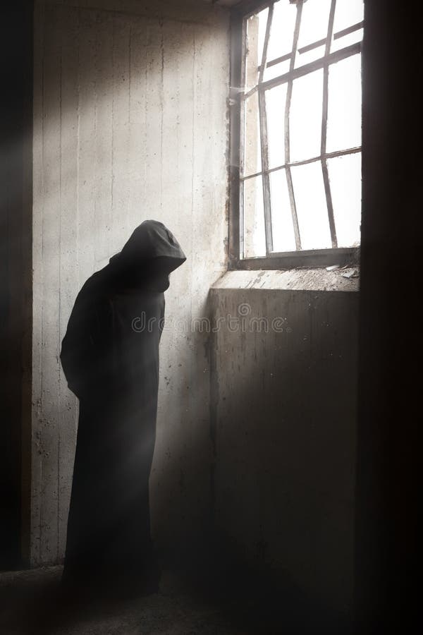 Reaper attendant dans un bâtiment abandonné par obscurité