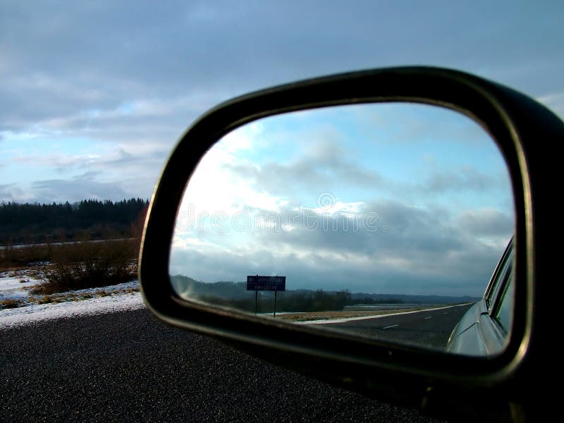 Vista posteriore di un auto in strada.