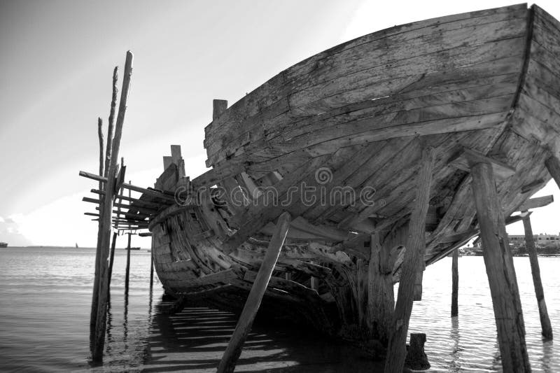 Rear view big dhow black and white