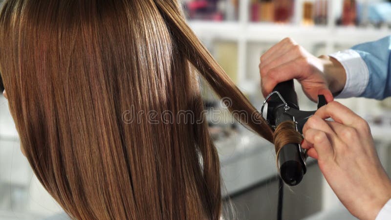 Rearview zamknięty kobieta dostaje ona włosy up fryzował fachowym hairstylist obrazy stock Rearview zamknięty kobieta dostaje ona włosy up fryzował fachowym hairstylist obrazy stock