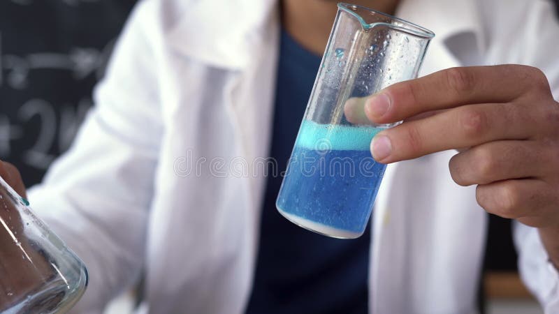 Reação química num balão volumétrico em laboratório. o conceito de experiências científicas. química no