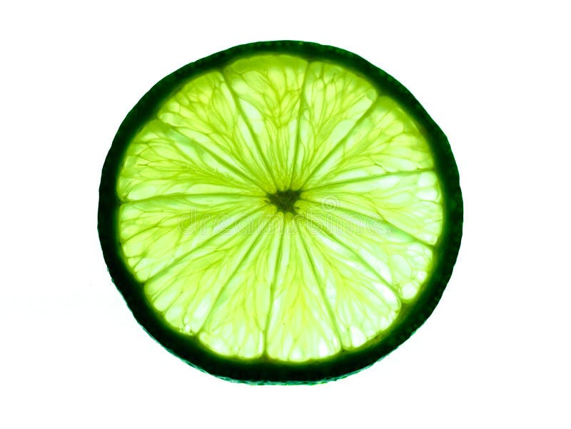 Rebanada aislada de fruta de la cal en un fondo azul brillante imagenes de archivo Rebanada aislada de fruta de la cal en un fondo azul brillante imagenes de archivo