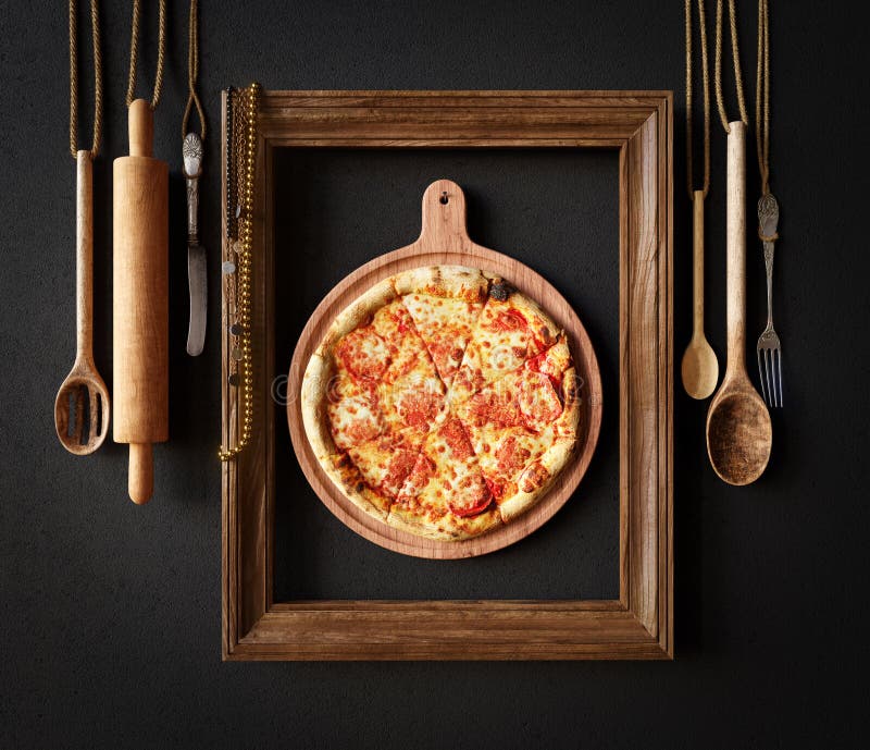 Rebanada caliente de la pizza con queso de fusión con cierre del concepto del marco encima de la foto fotos de archivo Rebanada caliente de la pizza con queso de fusión con cierre del concepto del marco encima de la foto fotos de archivo