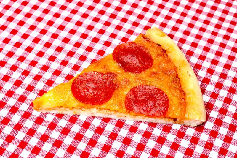 Rebanada de la pizza de salchichones en la guinga roja foto de archivo Rebanada de la pizza de salchichones en la guinga roja foto de archivo