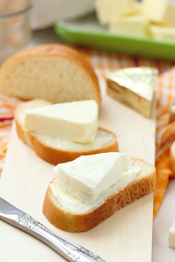 Черный хлеб с маслом калории. Бутерброд с маслом. Хлеб с маслом. Хлеб масло сыр. Хлеб с маслом и сыром.