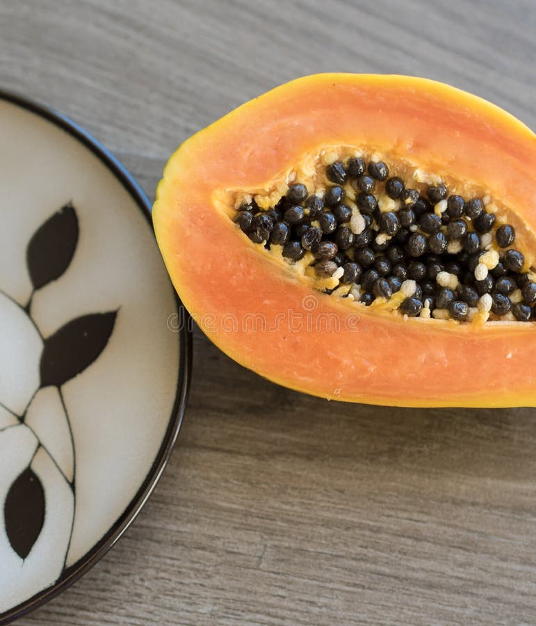 Rebanada de papaya imagen de archivo. Imagen de negro 78274041