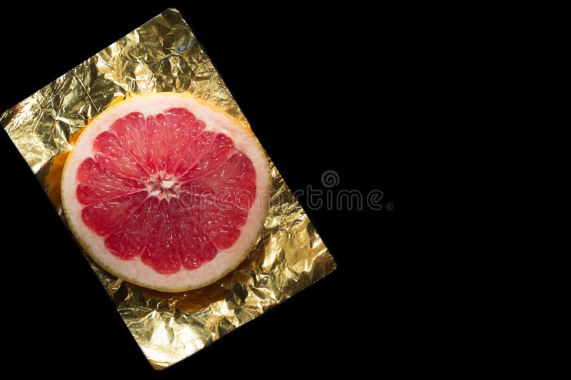 Rebanada de pomelo en una hoja amarilla foto de archivo libre de regalías Rebanada de pomelo en una hoja amarilla foto de archivo libre de regalías