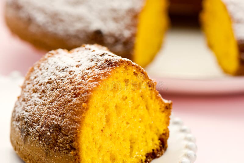 Rebanada de torta recientemente cocida del anillo fotografía de archivo libre de regalías Rebanada de torta recientemente cocida del anillo fotografía de archivo libre de regalías