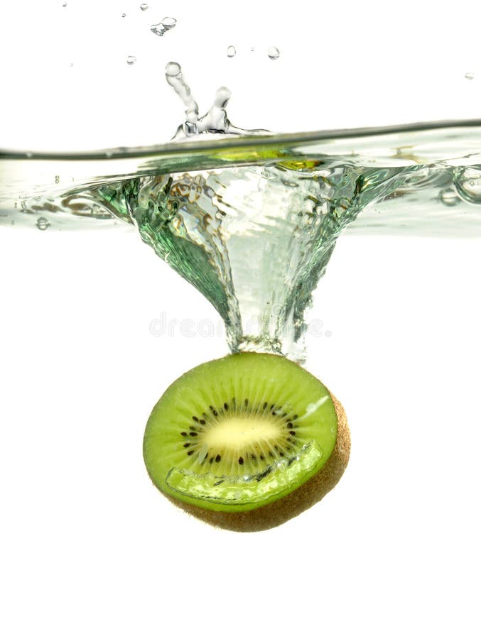 Rebanada del kiwi que salpica en el agua imagen de archivo Rebanada del kiwi que salpica en el agua imagen de archivo