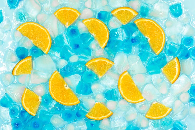 Rebanadas anaranjadas frescas en fondo con los cubos de hielo transparentes, blancos y azules, visión superior Modelo fresco del imagen de archivo libre de regalías Rebanadas anaranjadas frescas en fondo con los cubos de hielo transparentes, blancos y azules, visión superior Modelo fresco del imagen de archivo libre de regalías