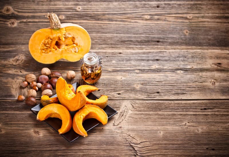 Rebanadas cocidas al horno de la calabaza foto de archivo libre de regalías Rebanadas cocidas al horno de la calabaza foto de archivo libre de regalías