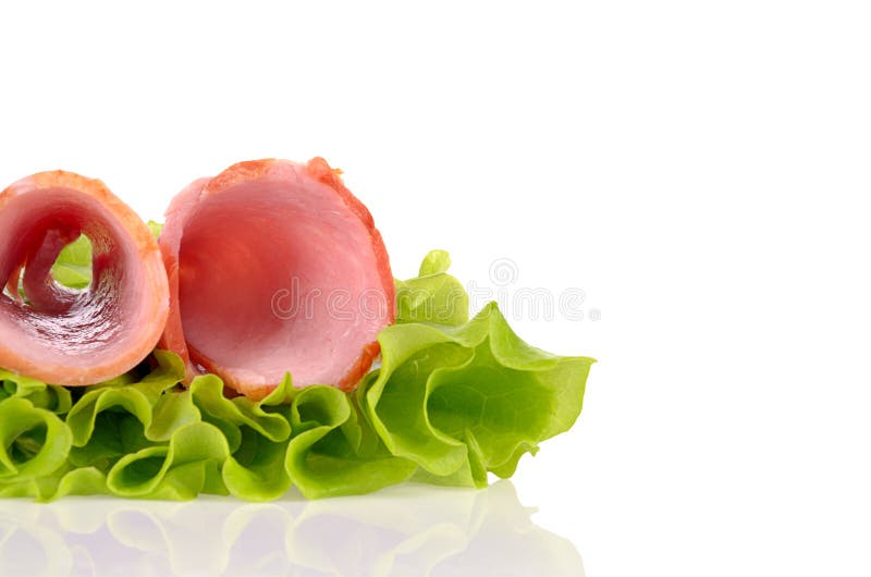 Rebanadas de jamón en la ensalada verde, aisladas foto de archivo libre de regalías Rebanadas de jamón en la ensalada verde, aisladas foto de archivo libre de regalías