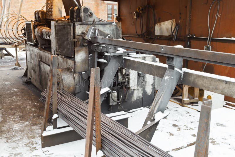 Rebar και τέμνουσα μηχανή πενσών χάλυβα ενίσχυσης στοκ φωτογραφία με δικαίωμα ελεύθερης χρήσης Rebar και τέμνουσα μηχανή πενσών χάλυβα ενίσχυσης στοκ φωτογραφία με δικαίωμα ελεύθερης χρήσης
