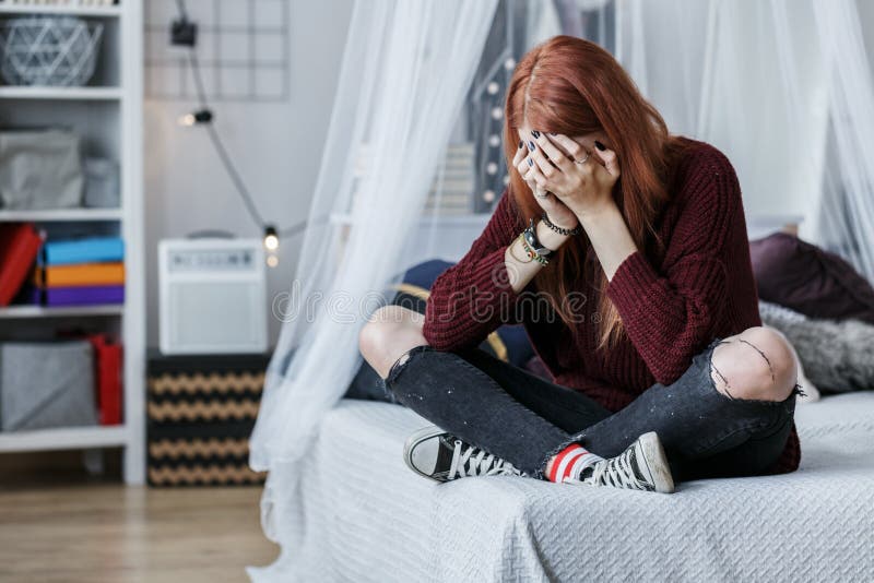 Rebellisches Mädchen, das auf Bett schreit lizenzfreie stockfotografie Rebellisches Mädchen, das auf Bett schreit lizenzfreie stockfotografie