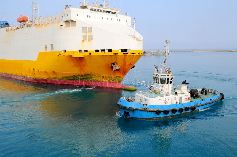 Rebocador que reboca um navio foto de stock Rebocador que reboca um navio foto de stock