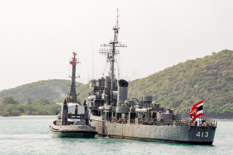 HTMS Rad YTM 856 reboque HTMS Pinklao DE 413 afastado do cais foto de stock