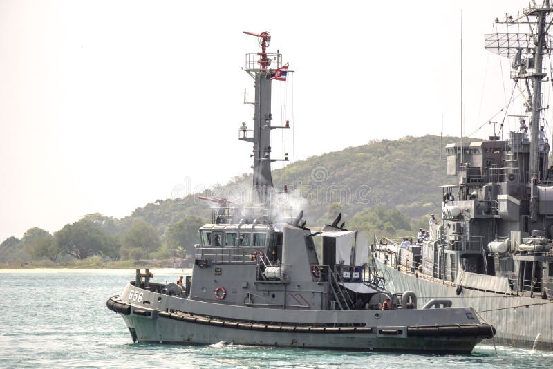 HTMS Rad YTM 856 reboque HTMS Pinklao DE 413 afastado do cais fotografia de stock