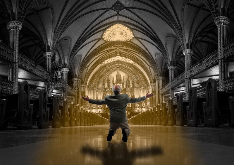 Uomo ginocchio vicolo da Chiesa, corretto,, pieno Speranza, sensazione Caldo la luce da un sul il suo.