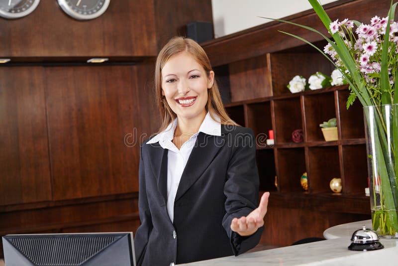 Recepcionista atrás da mesa no hotel fotos de stock Recepcionista atrás da mesa no hotel fotos de stock