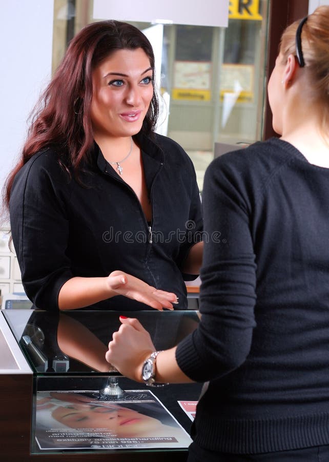 Rececionista a conversar com um cliente fotografia de stock