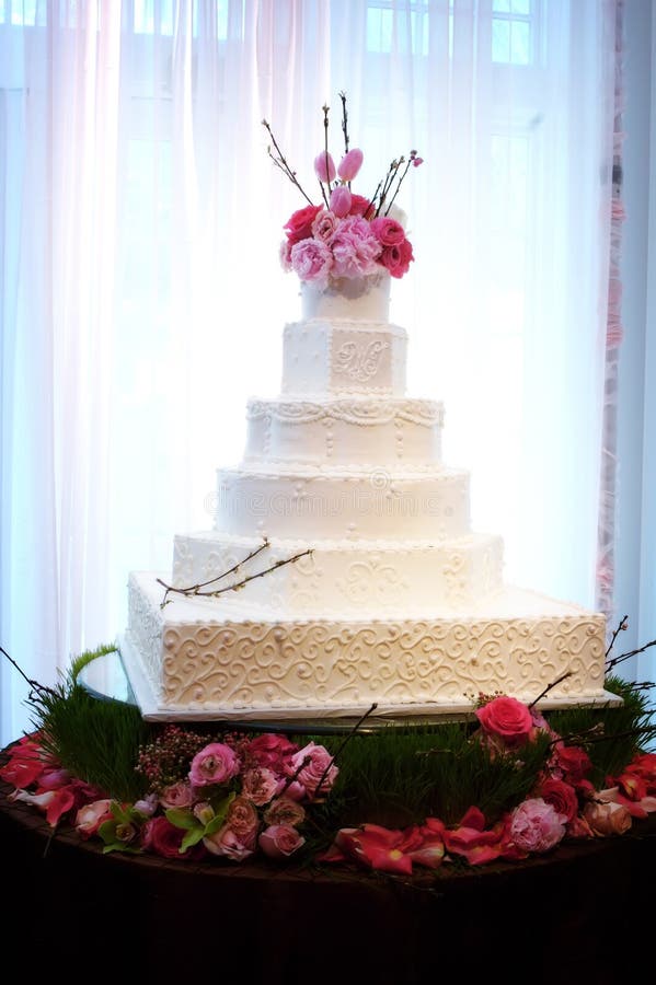 Recepción nupcial interior hermosa de la torta de boda fotos de archivo Recepción nupcial interior hermosa de la torta de boda fotos de archivo