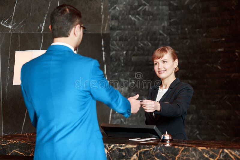 Receptionist på arbete bak räknaren arkivbilder Receptionist på arbete bak räknaren arkivbilder