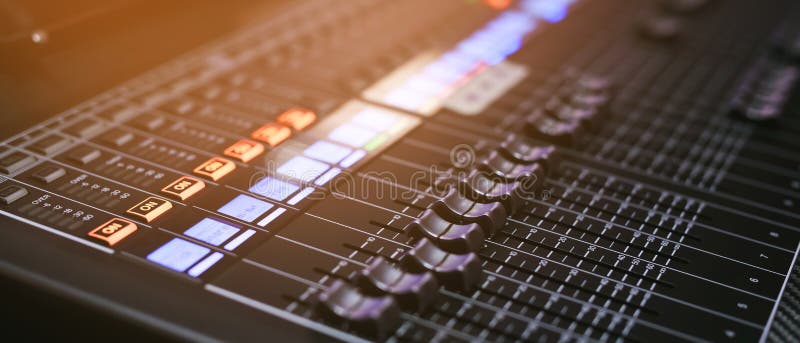 Recepție de mixare a studiourilor cu producător de muzică pe scena concertului royalty free stock images