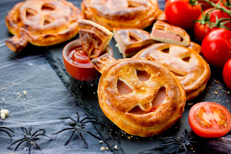 Recette drôle et effrayante de Halloween de pizza de potiron photos stock Recette drôle et effrayante de Halloween de pizza de potiron photos stock