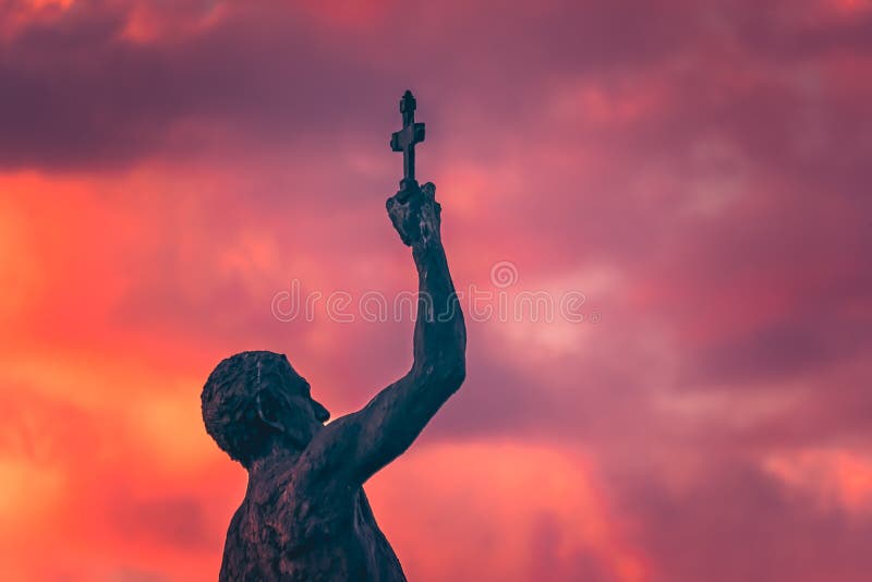 Receveur d'une statue croisée au crépuscule photographie stock Receveur d'une statue croisée au crépuscule photographie stock