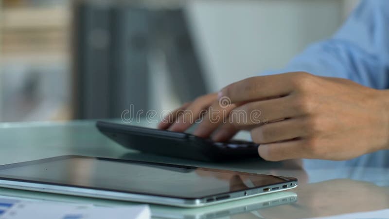 Recheneinkommen des frustrierten Mannes und Ausgaben, Umkippen durch Geschäftskonkurs stock footage Recheneinkommen des frustrierten Mannes und Ausgaben, Umkippen durch Geschäftskonkurs stock footage