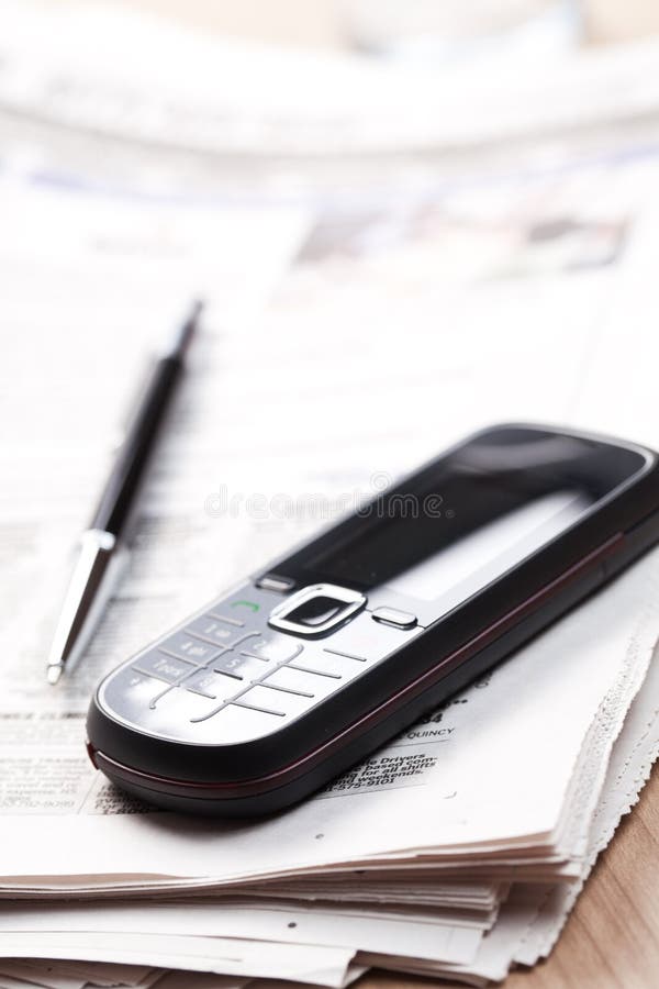 Recherche d'un emploi en journal photographie stock libre de droits Recherche d'un emploi en journal photographie stock libre de droits